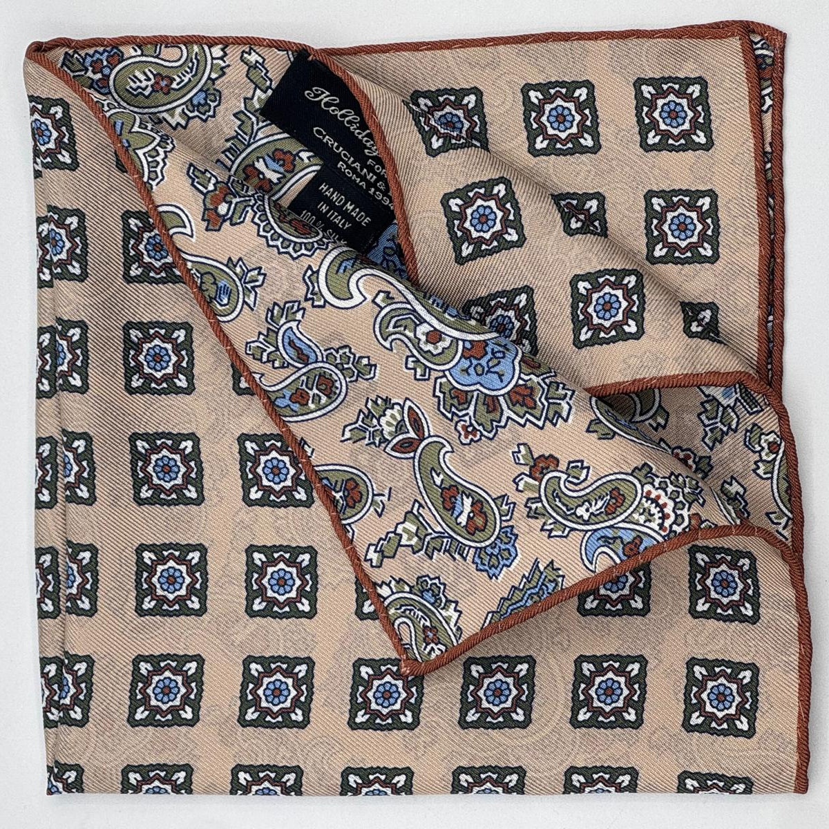 Holliday &amp; Brown
Hand-rolled&nbsp;&nbsp;
Holliday &amp; Brown for Cruciani &amp; Bella
100% Silk
Sand, Light Blue, Green and White
Double Faces
Paisley Motif&nbsp; Pocket Square
Handmade in Italy

32 cm X 32 cm