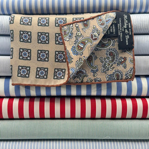 Holliday &amp; Brown
Hand-rolled&nbsp;&nbsp;
Holliday &amp; Brown for Cruciani &amp; Bella
100% Silk
Sand, Light Blue, Green and White
Double Faces
Paisley Motif&nbsp; Pocket Square
Handmade in Italy

32 cm X 32 cm