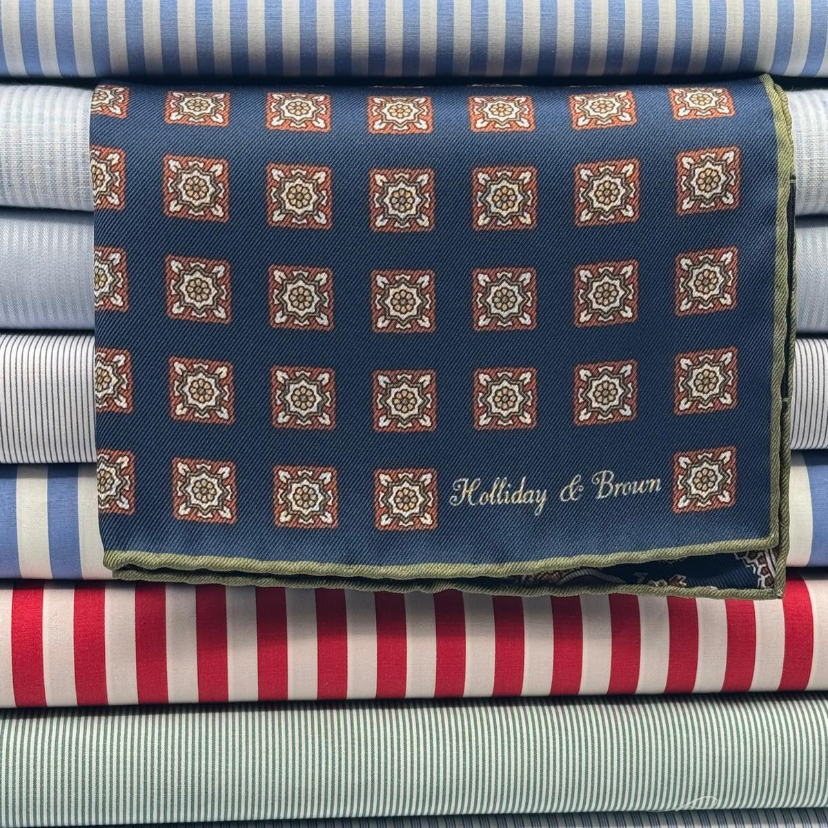 Holliday &amp; Brown
Hand-rolled&nbsp;&nbsp;
Holliday &amp; Brown for Cruciani &amp; Bella
100% Silk
Blue, Light Brown, White and Green
Double Faces
Paisley Motif&nbsp; Pocket Square
Handmade in Italy

32 cm X 32 cm