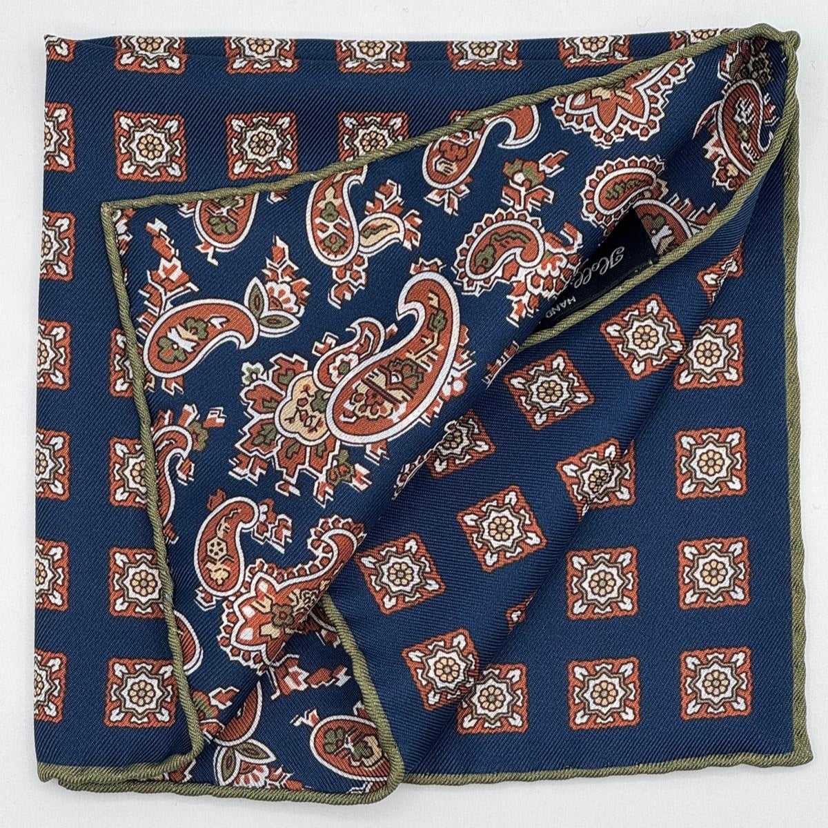 Holliday &amp; Brown
Hand-rolled&nbsp;&nbsp;
Holliday &amp; Brown for Cruciani &amp; Bella
100% Silk
Blue, Light Brown, White and Green
Double Faces
Paisley Motif&nbsp; Pocket Square
Handmade in Italy

32 cm X 32 cm