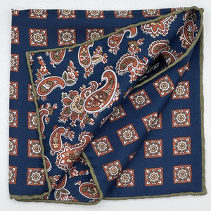 Holliday &amp; Brown
Hand-rolled&nbsp;&nbsp;
Holliday &amp; Brown for Cruciani &amp; Bella
100% Silk
Blue, Light Brown, White and Green
Double Faces
Paisley Motif&nbsp; Pocket Square
Handmade in Italy

32 cm X 32 cm