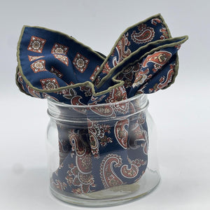Holliday &amp; Brown
Hand-rolled&nbsp;&nbsp;
Holliday &amp; Brown for Cruciani &amp; Bella
100% Silk
Blue, Light Brown, White and Green
Double Faces
Paisley Motif&nbsp; Pocket Square
Handmade in Italy

32 cm X 32 cm