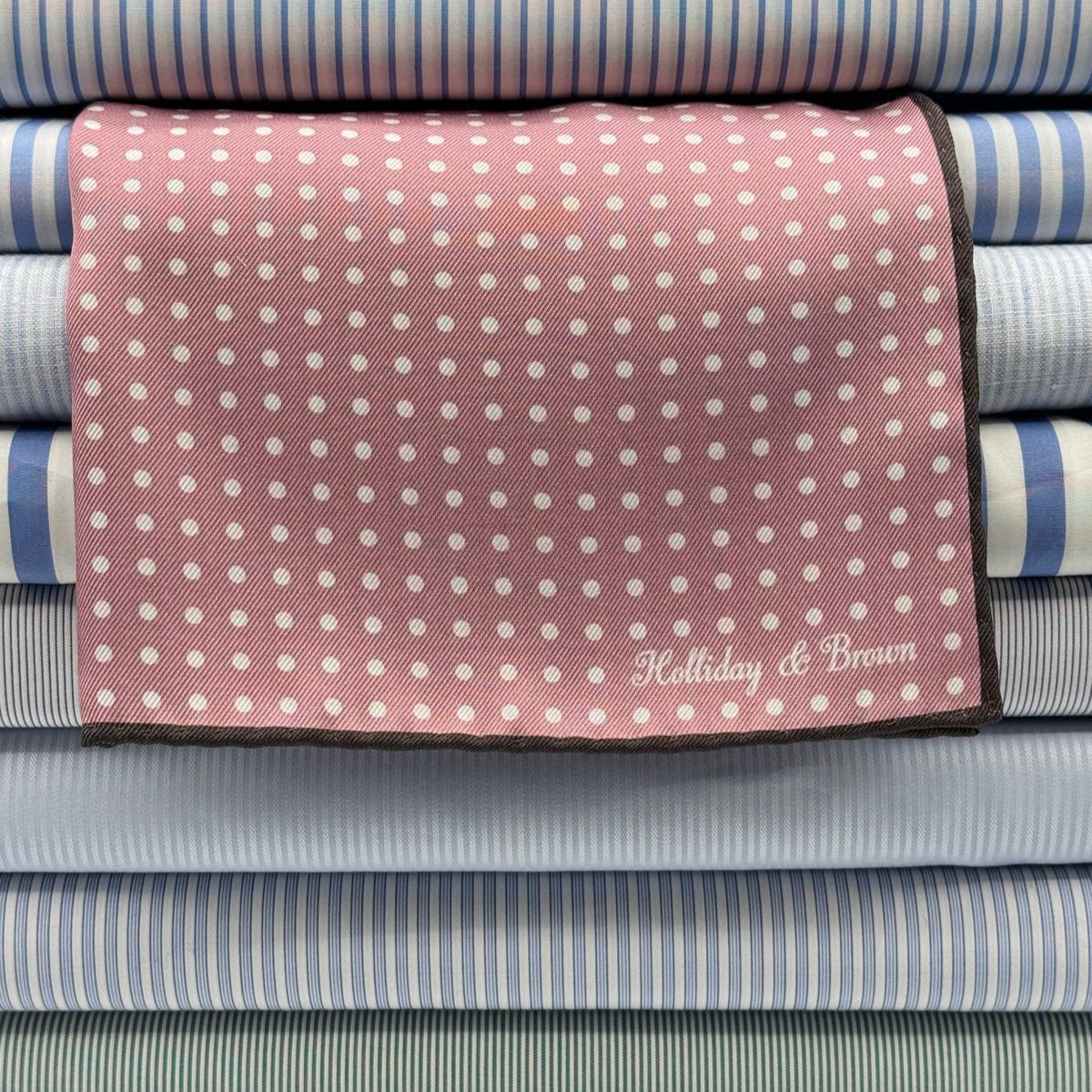 Holliday &amp; Brown
Hand-rolled&nbsp;&nbsp;
Holliday &amp; Brown for Cruciani &amp; Bella
100% Silk
Antique Pink and White
Double Faces
Dots and Pied de Poule Motif&nbsp; Pocket Square
Handmade in Italy

32 cm X 32 cm