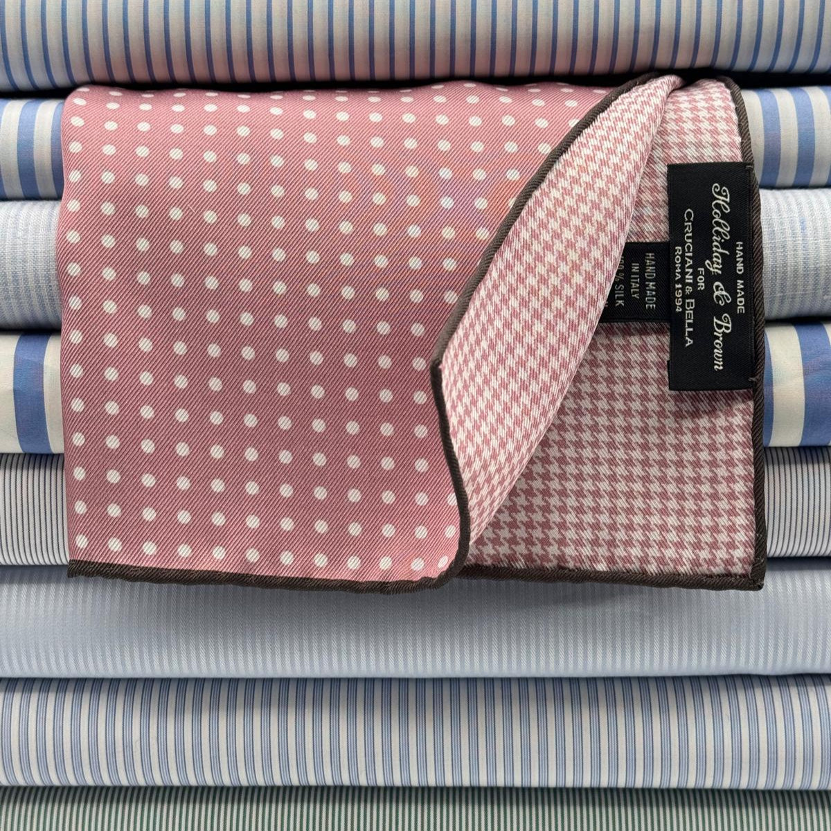 Holliday &amp; Brown
Hand-rolled&nbsp;&nbsp;
Holliday &amp; Brown for Cruciani &amp; Bella
100% Silk
Antique Pink and White
Double Faces
Dots and Pied de Poule Motif&nbsp; Pocket Square
Handmade in Italy

32 cm X 32 cm