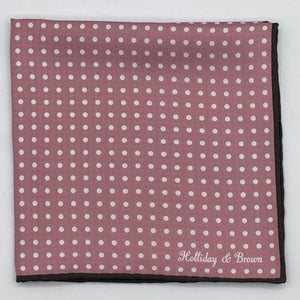 Holliday &amp; Brown
Hand-rolled&nbsp;&nbsp;
Holliday &amp; Brown for Cruciani &amp; Bella
100% Silk
Antique Pink and White
Double Faces
Dots and Pied de Poule Motif&nbsp; Pocket Square
Handmade in Italy

32 cm X 32 cm