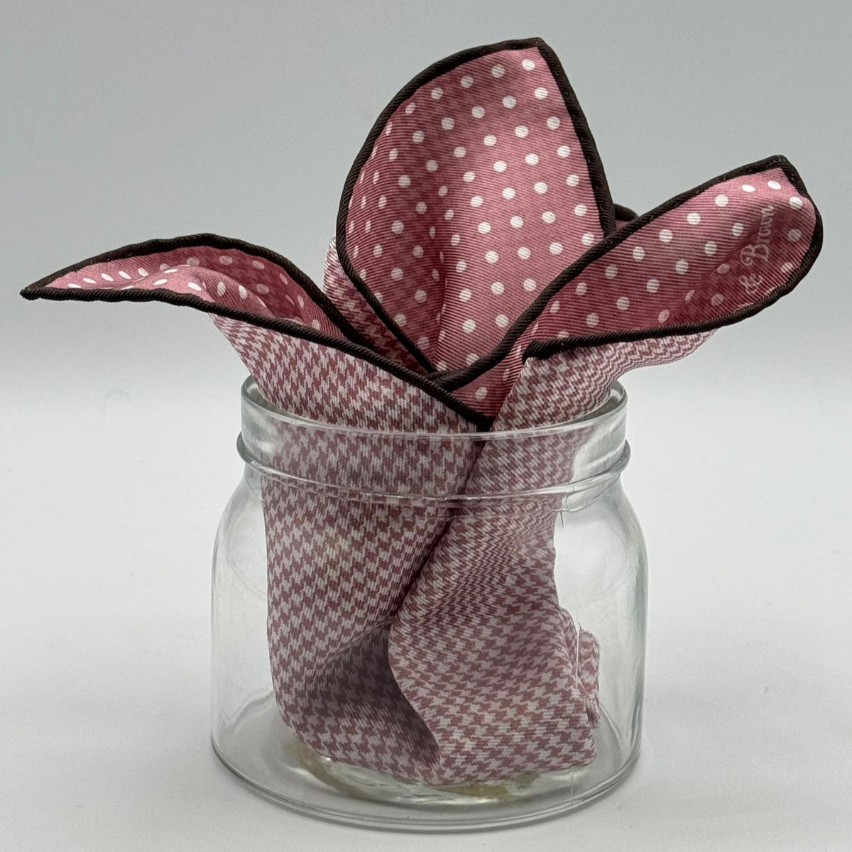Holliday &amp; Brown
Hand-rolled&nbsp;&nbsp;
Holliday &amp; Brown for Cruciani &amp; Bella
100% Silk
Antique Pink and White
Double Faces
Dots and Pied de Poule Motif&nbsp; Pocket Square
Handmade in Italy

32 cm X 32 cm