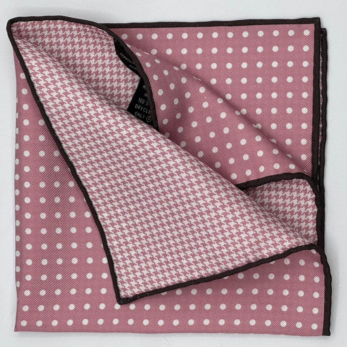 Holliday &amp; Brown
Hand-rolled&nbsp;&nbsp;
Holliday &amp; Brown for Cruciani &amp; Bella
100% Silk
Antique Pink and White
Double Faces
Dots and Pied de Poule Motif&nbsp; Pocket Square
Handmade in Italy

32 cm X 32 cm