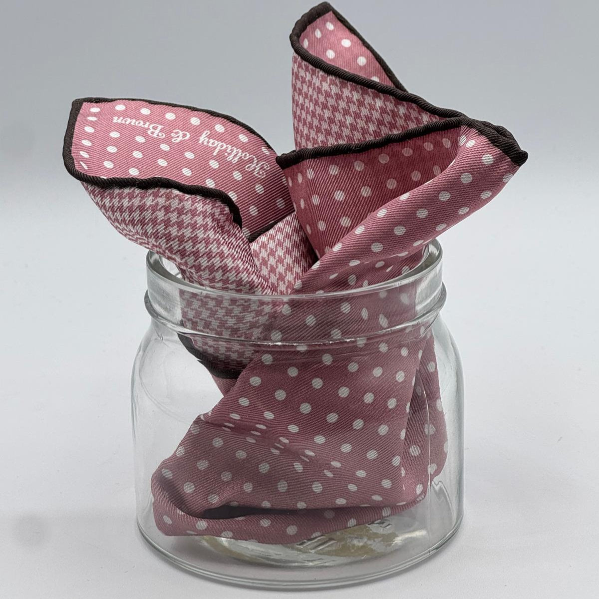 Holliday &amp; Brown
Hand-rolled&nbsp;&nbsp;
Holliday &amp; Brown for Cruciani &amp; Bella
100% Silk
Antique Pink and White
Double Faces
Dots and Pied de Poule Motif&nbsp; Pocket Square
Handmade in Italy

32 cm X 32 cm