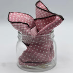 Holliday &amp; Brown
Hand-rolled&nbsp;&nbsp;
Holliday &amp; Brown for Cruciani &amp; Bella
100% Silk
Antique Pink and White
Double Faces
Dots and Pied de Poule Motif&nbsp; Pocket Square
Handmade in Italy

32 cm X 32 cm