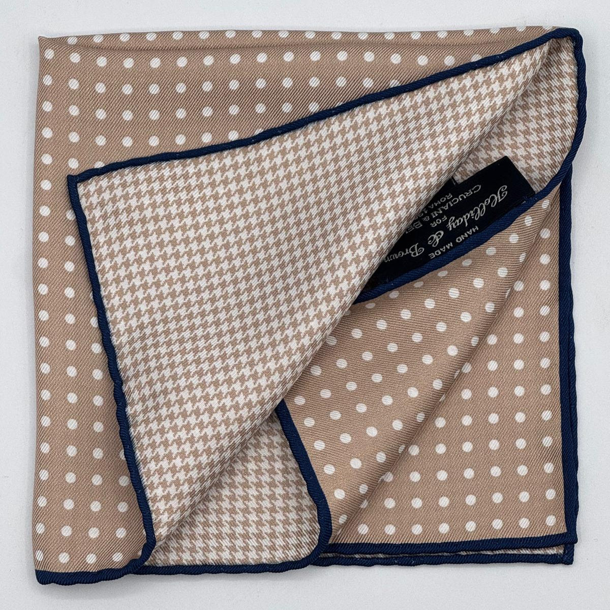 Holliday &amp; Brown
Blue Hand-rolled&nbsp;&nbsp;
Holliday &amp; Brown for Cruciani &amp; Bella
100% Silk
Sand and White
Double Faces
Dots and Pied de Poule Motif&nbsp; Pocket Square
Handmade in Italy

32 cm X 32 cm