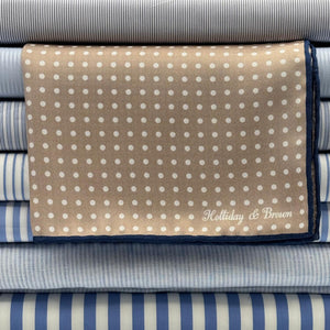 Holliday &amp; Brown
Blue Hand-rolled&nbsp;&nbsp;
Holliday &amp; Brown for Cruciani &amp; Bella
100% Silk
Sand and White
Double Faces
Dots and Pied de Poule Motif&nbsp; Pocket Square
Handmade in Italy

32 cm X 32 cm
