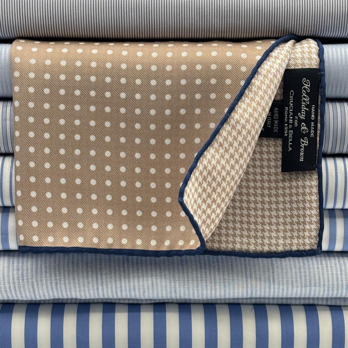 Holliday &amp; Brown
Blue Hand-rolled&nbsp;&nbsp;
Holliday &amp; Brown for Cruciani &amp; Bella
100% Silk
Sand and White
Double Faces
Dots and Pied de Poule Motif&nbsp; Pocket Square
Handmade in Italy

32 cm X 32 cm