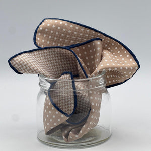 Holliday &amp; Brown
Blue Hand-rolled&nbsp;&nbsp;
Holliday &amp; Brown for Cruciani &amp; Bella
100% Silk
Sand and White
Double Faces
Dots and Pied de Poule Motif&nbsp; Pocket Square
Handmade in Italy

32 cm X 32 cm