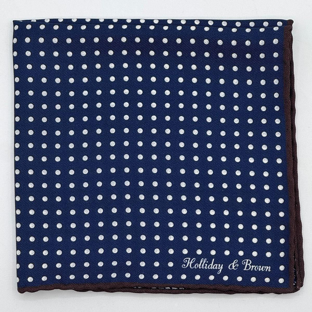 Holliday &amp; Brown
Brown Hand-rolled&nbsp;&nbsp;
Holliday &amp; Brown for Cruciani &amp; Bella
100% Silk
Antique Pink and White
Double Faces
Dots and Pied de Poule Motif&nbsp; Pocket Square
Handmade in Italy

32 cm X 32 cm