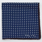 Holliday &amp; Brown
Brown Hand-rolled&nbsp;&nbsp;
Holliday &amp; Brown for Cruciani &amp; Bella
100% Silk
Antique Pink and White
Double Faces
Dots and Pied de Poule Motif&nbsp; Pocket Square
Handmade in Italy

32 cm X 32 cm