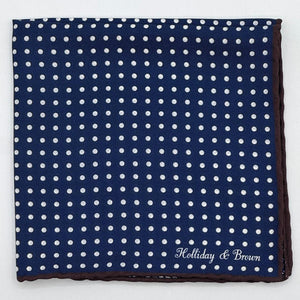 Holliday &amp; Brown
Brown Hand-rolled&nbsp;&nbsp;
Holliday &amp; Brown for Cruciani &amp; Bella
100% Silk
Antique Pink and White
Double Faces
Dots and Pied de Poule Motif&nbsp; Pocket Square
Handmade in Italy

32 cm X 32 cm