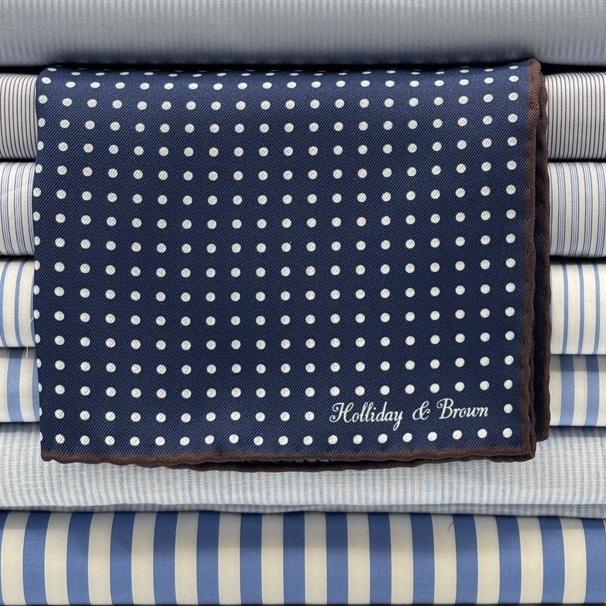 Holliday &amp; Brown
Brown Hand-rolled&nbsp;&nbsp;
Holliday &amp; Brown for Cruciani &amp; Bella
100% Silk
Antique Pink and White
Double Faces
Dots and Pied de Poule Motif&nbsp; Pocket Square
Handmade in Italy

32 cm X 32 cm