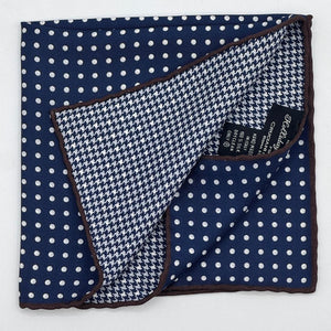 Holliday &amp; Brown
Brown Hand-rolled&nbsp;&nbsp;
Holliday &amp; Brown for Cruciani &amp; Bella
100% Silk
Antique Pink and White
Double Faces
Dots and Pied de Poule Motif&nbsp; Pocket Square
Handmade in Italy

32 cm X 32 cm