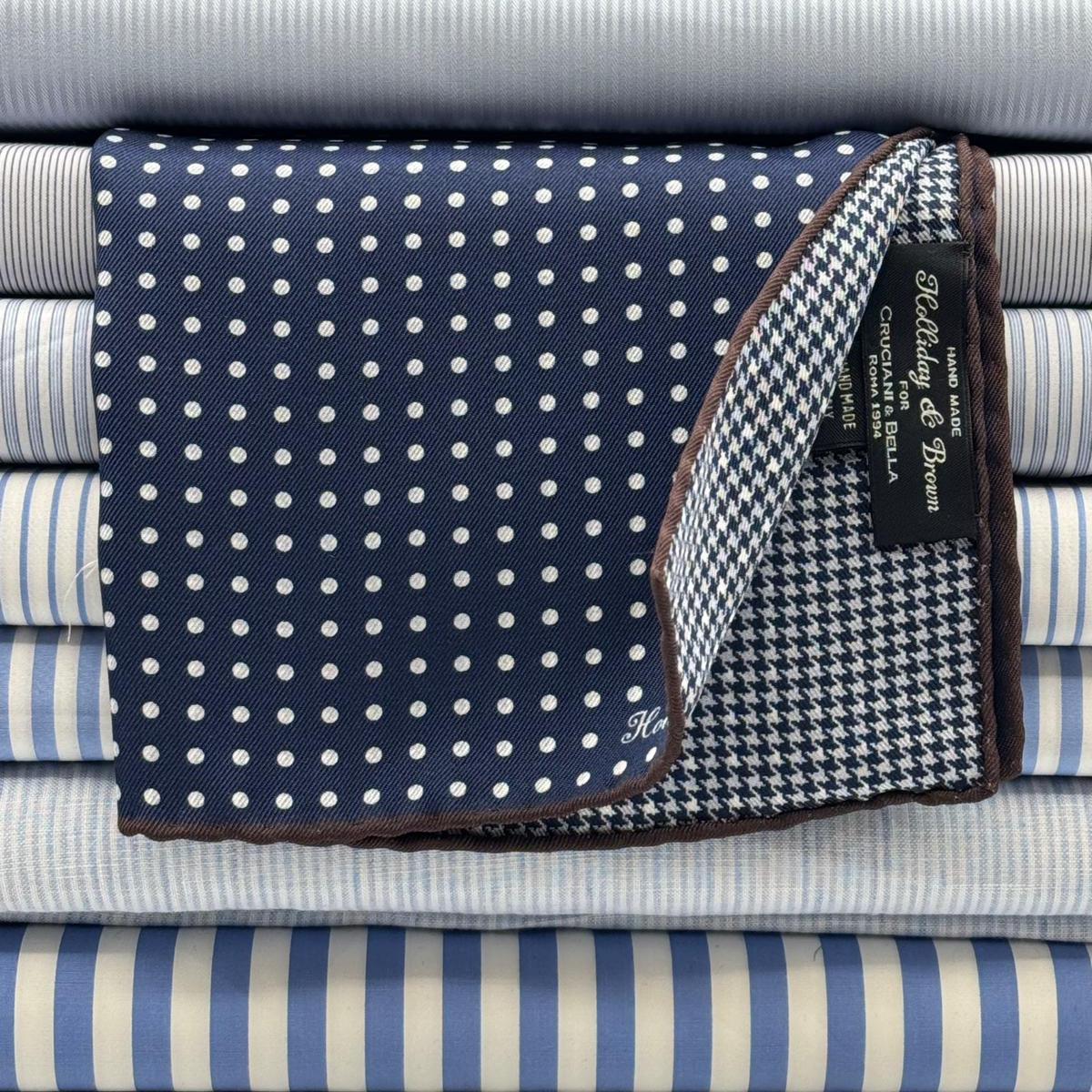 Holliday &amp; Brown
Brown Hand-rolled&nbsp;&nbsp;
Holliday &amp; Brown for Cruciani &amp; Bella
100% Silk
Antique Pink and White
Double Faces
Dots and Pied de Poule Motif&nbsp; Pocket Square
Handmade in Italy

32 cm X 32 cm