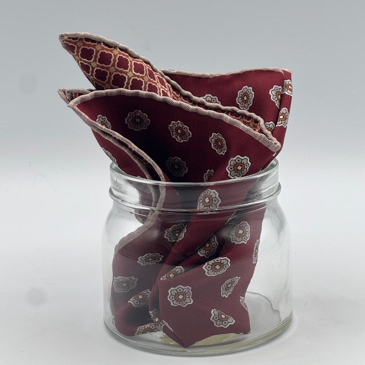 Holliday &amp; Brown
Hand-rolled&nbsp;&nbsp;
Holliday &amp; Brown for Cruciani &amp; Bella
100% Silk
Red Wine, Rust, Sand and White
Double Faces
Motif&nbsp; Pocket Square
Handmade in Italy

32 cm X 32 cm