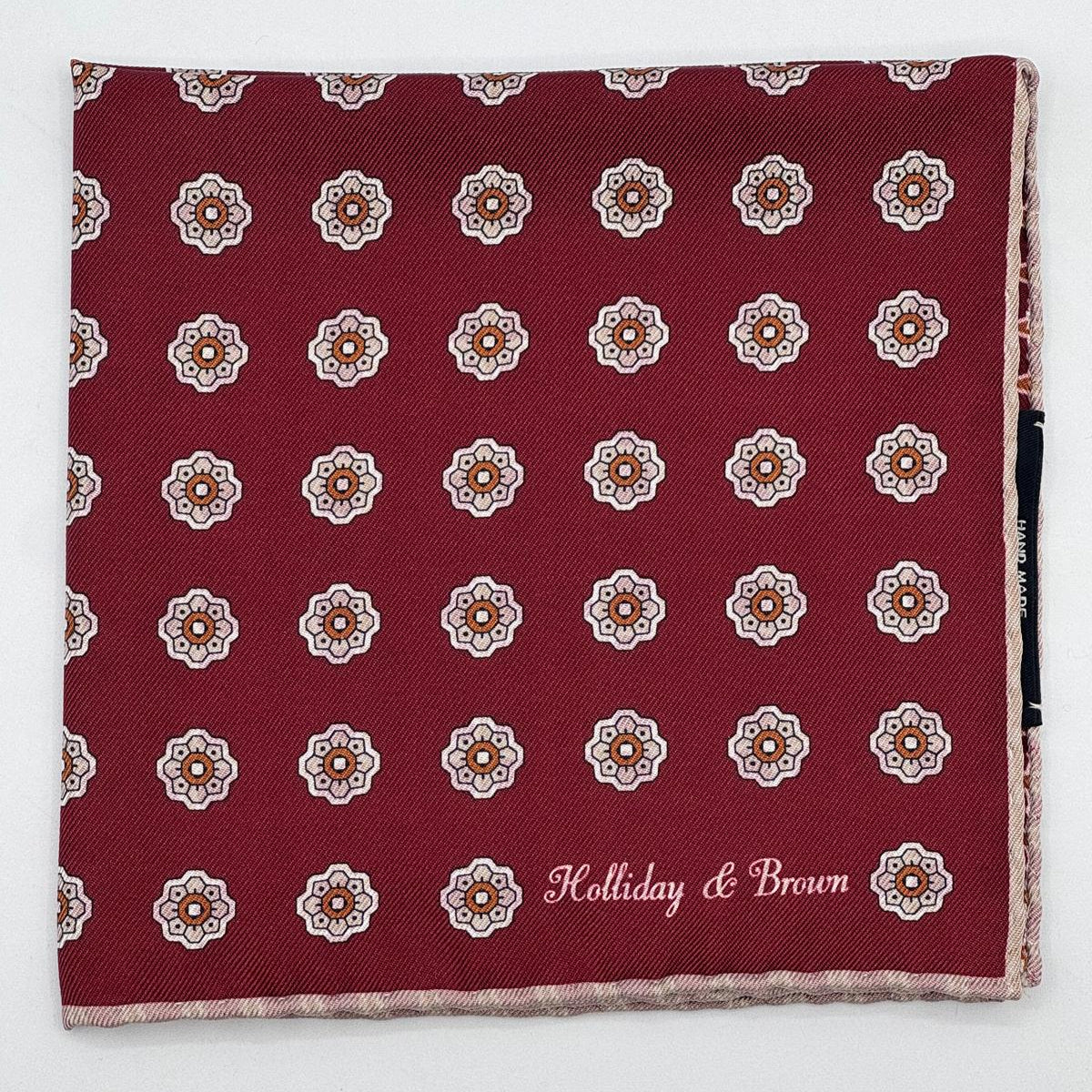 Holliday &amp; Brown
Hand-rolled&nbsp;&nbsp;
Holliday &amp; Brown for Cruciani &amp; Bella
100% Silk
Red Wine, Rust, Sand and White
Double Faces
Motif&nbsp; Pocket Square
Handmade in Italy

32 cm X 32 cm