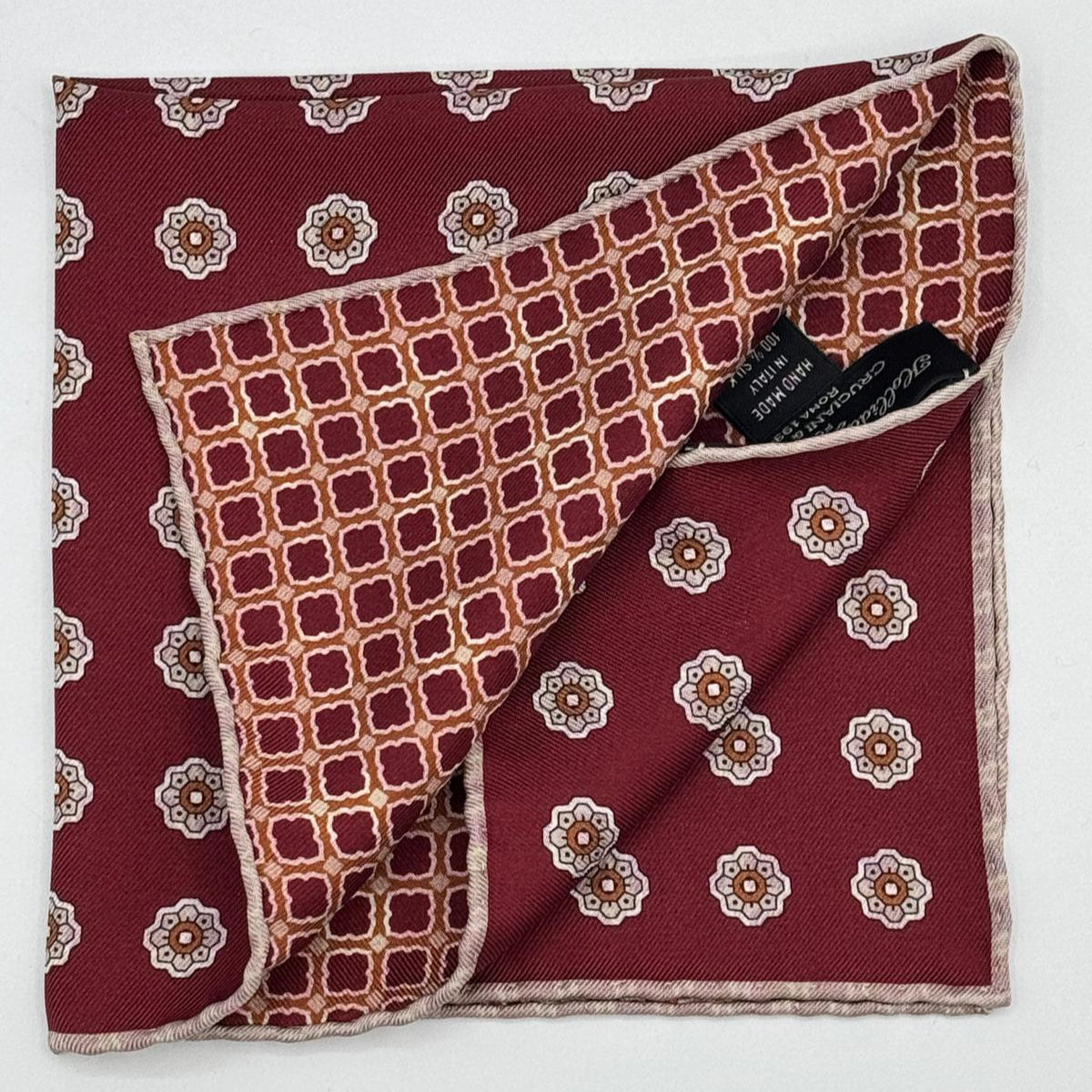 Holliday &amp; Brown
Hand-rolled&nbsp;&nbsp;
Holliday &amp; Brown for Cruciani &amp; Bella
100% Silk
Red Wine, Rust, Sand and White
Double Faces
Motif&nbsp; Pocket Square
Handmade in Italy

32 cm X 32 cm