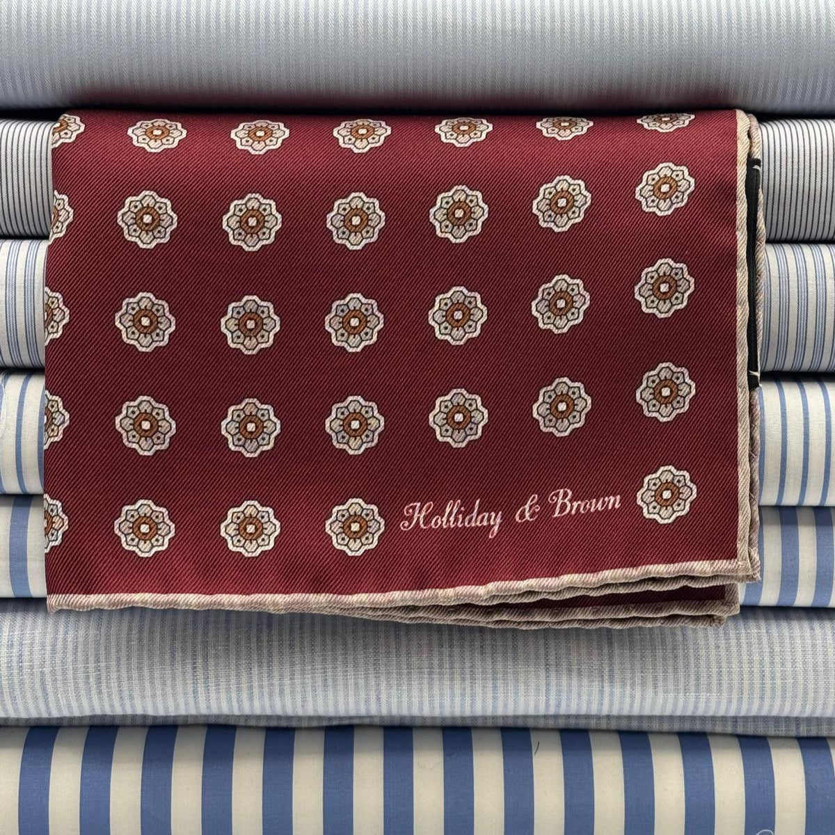 Holliday &amp; Brown
Hand-rolled&nbsp;&nbsp;
Holliday &amp; Brown for Cruciani &amp; Bella
100% Silk
Red Wine, Rust, Sand and White
Double Faces
Motif&nbsp; Pocket Square
Handmade in Italy

32 cm X 32 cm