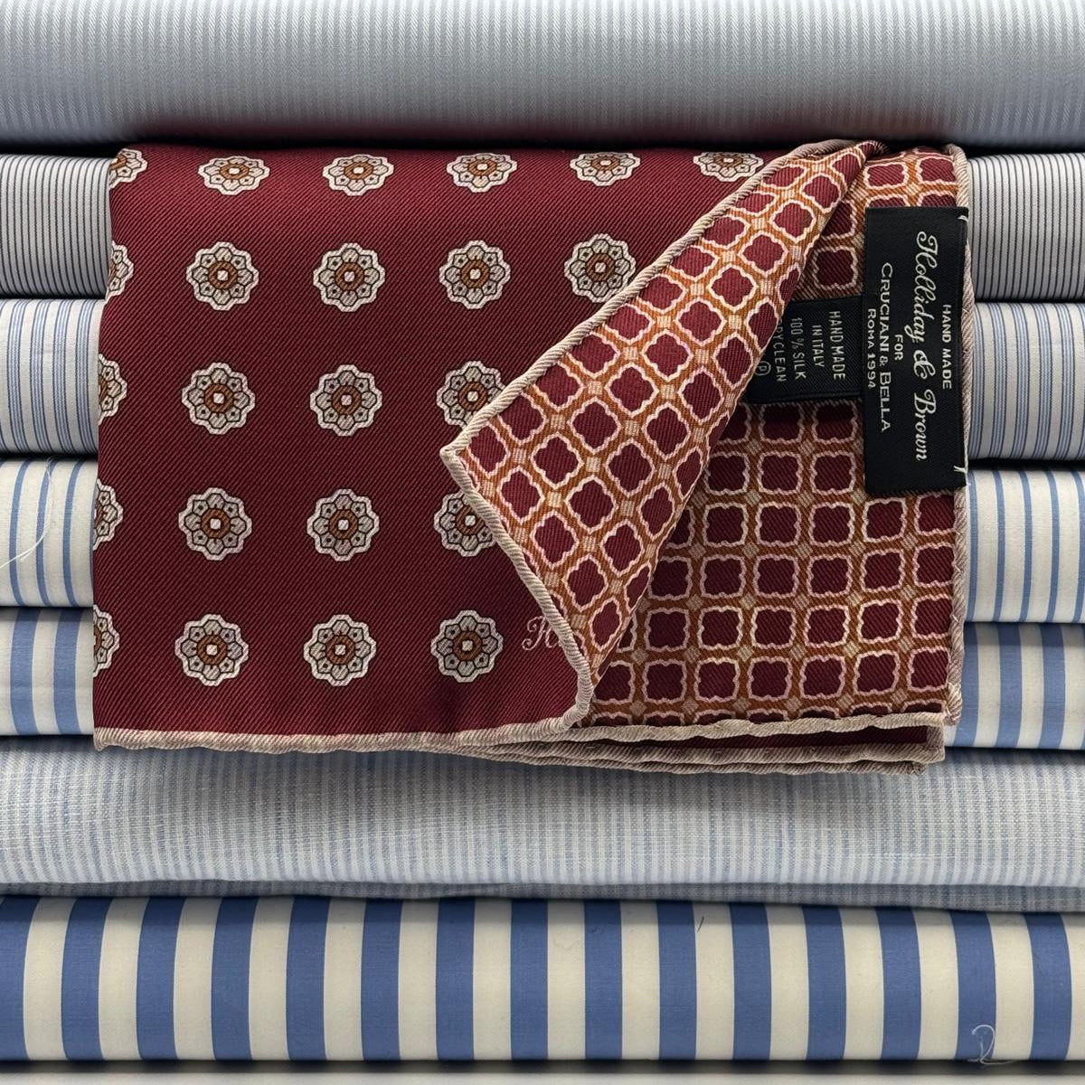 Holliday &amp; Brown
Hand-rolled&nbsp;&nbsp;
Holliday &amp; Brown for Cruciani &amp; Bella
100% Silk
Red Wine, Rust, Sand and White
Double Faces
Motif&nbsp; Pocket Square
Handmade in Italy

32 cm X 32 cm