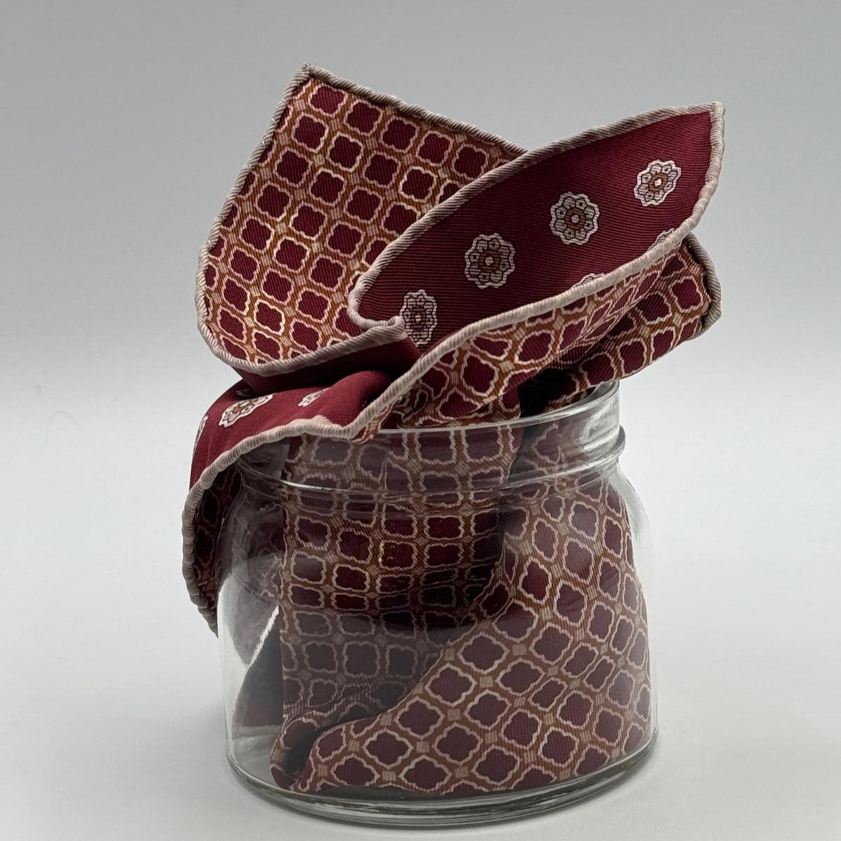 Holliday &amp; Brown
Hand-rolled&nbsp;&nbsp;
Holliday &amp; Brown for Cruciani &amp; Bella
100% Silk
Red Wine, Rust, Sand and White
Double Faces
Motif&nbsp; Pocket Square
Handmade in Italy

32 cm X 32 cm
