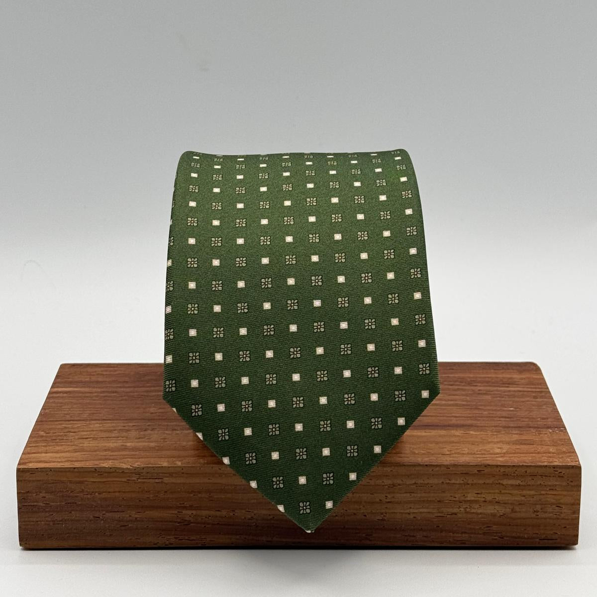 Cruciani &amp; Bella
100% Printed Silk&nbsp;
Tipped
Green, Light Blue and Yellow Motif Tie
Handmade in Italy
8,5 cm x 148 cm
New Old Stock