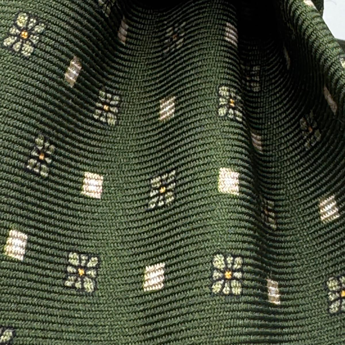 Cruciani &amp; Bella
100% Printed Silk&nbsp;
Tipped
Green, Light Blue and Yellow Motif Tie
Handmade in Italy
8,5 cm x 148 cm
New Old Stock