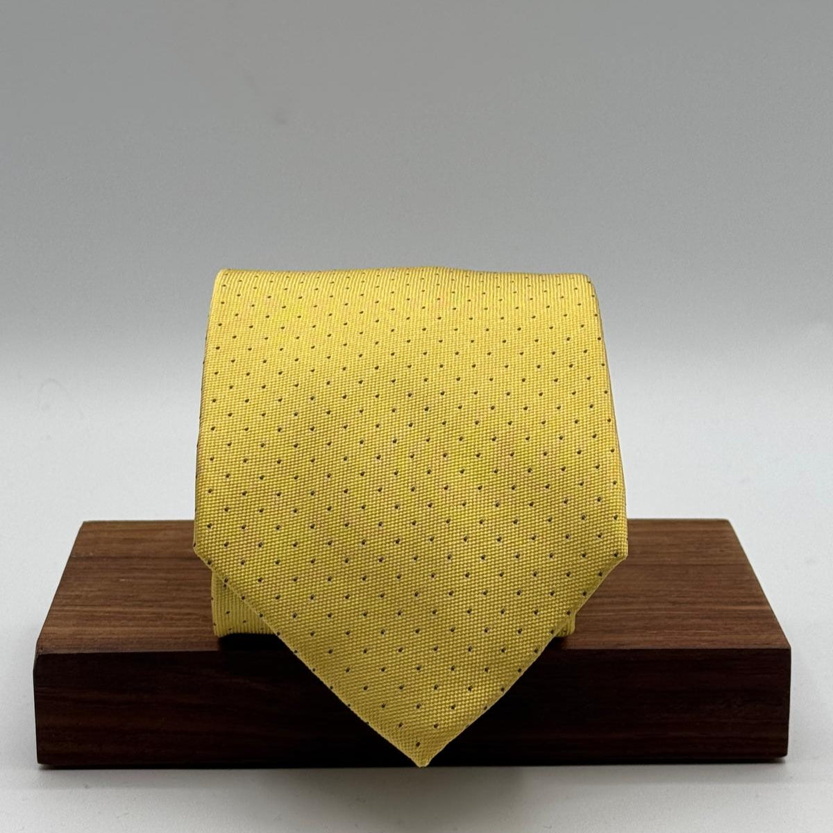 Cruciani &amp; Bella
100% Silk
Self Tipped
Gold Yellow Tie
Blue Dots
Handmade in Italy
9,5 cm x 149 cm
New Old Stock