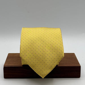Cruciani &amp; Bella
100% Silk
Self Tipped
Gold Yellow Tie
Blue Dots
Handmade in Italy
9,5 cm x 149 cm
New Old Stock