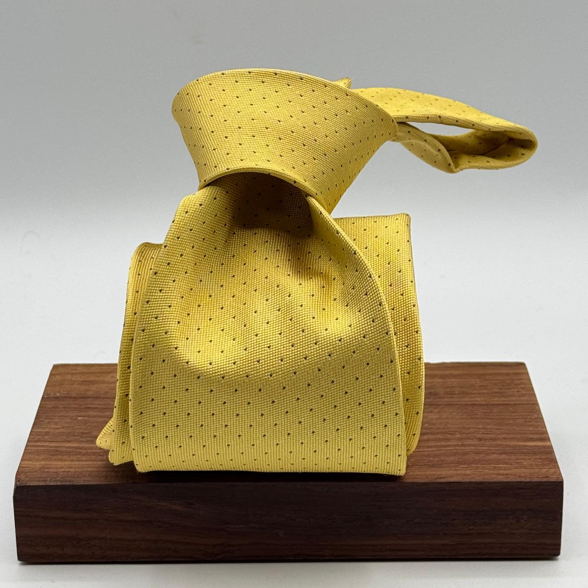 Cruciani &amp; Bella
100% Silk
Self Tipped
Gold Yellow Tie
Blue Dots
Handmade in Italy
9,5 cm x 149 cm
New Old Stock