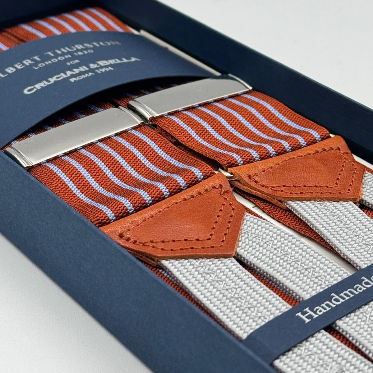 Albert Thurston for Cruciani &amp; Bella
Made in England
Adjustable Sizing
40 mm Woven Barathea&nbsp;
Burned Orange, Light Blue Stries Braces
Braid ends
Y-Shaped
Nickel Fittings
Size Multifit Adjustable&nbsp;Length:&nbsp;115cm (= 45 inch) Maximum