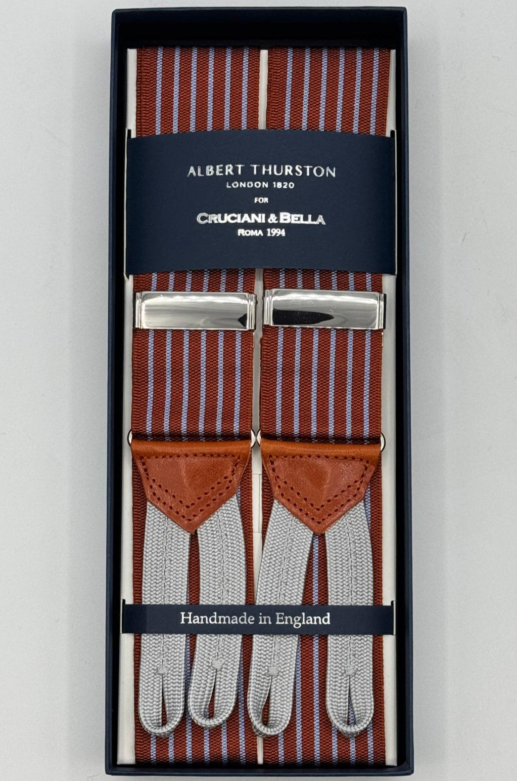 Albert Thurston for Cruciani &amp; Bella
Made in England
Adjustable Sizing
40 mm Woven Barathea&nbsp;
Burned Orange, Light Blue Stries Braces
Braid ends
Y-Shaped
Nickel Fittings
Size Multifit Adjustable&nbsp;Length:&nbsp;115cm (= 45 inch) Maximum