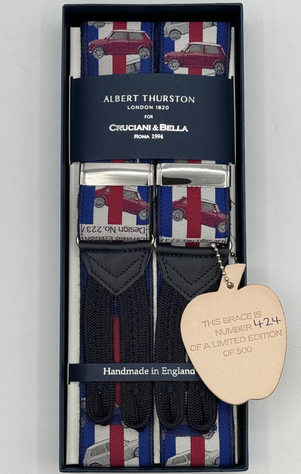 Albert Thurston for Cruciani &amp; Bella
Made in England
Limited Edition 424 or 107/500
Adjustable Sizing
40 mm Woven Silk
Bleu, Red and White
Mini Motif Braces
Y-Shaped
Size Multifit Adjustable&nbsp;Length:&nbsp;115cm (= 45 inch) Maximum
Nickel Fittings