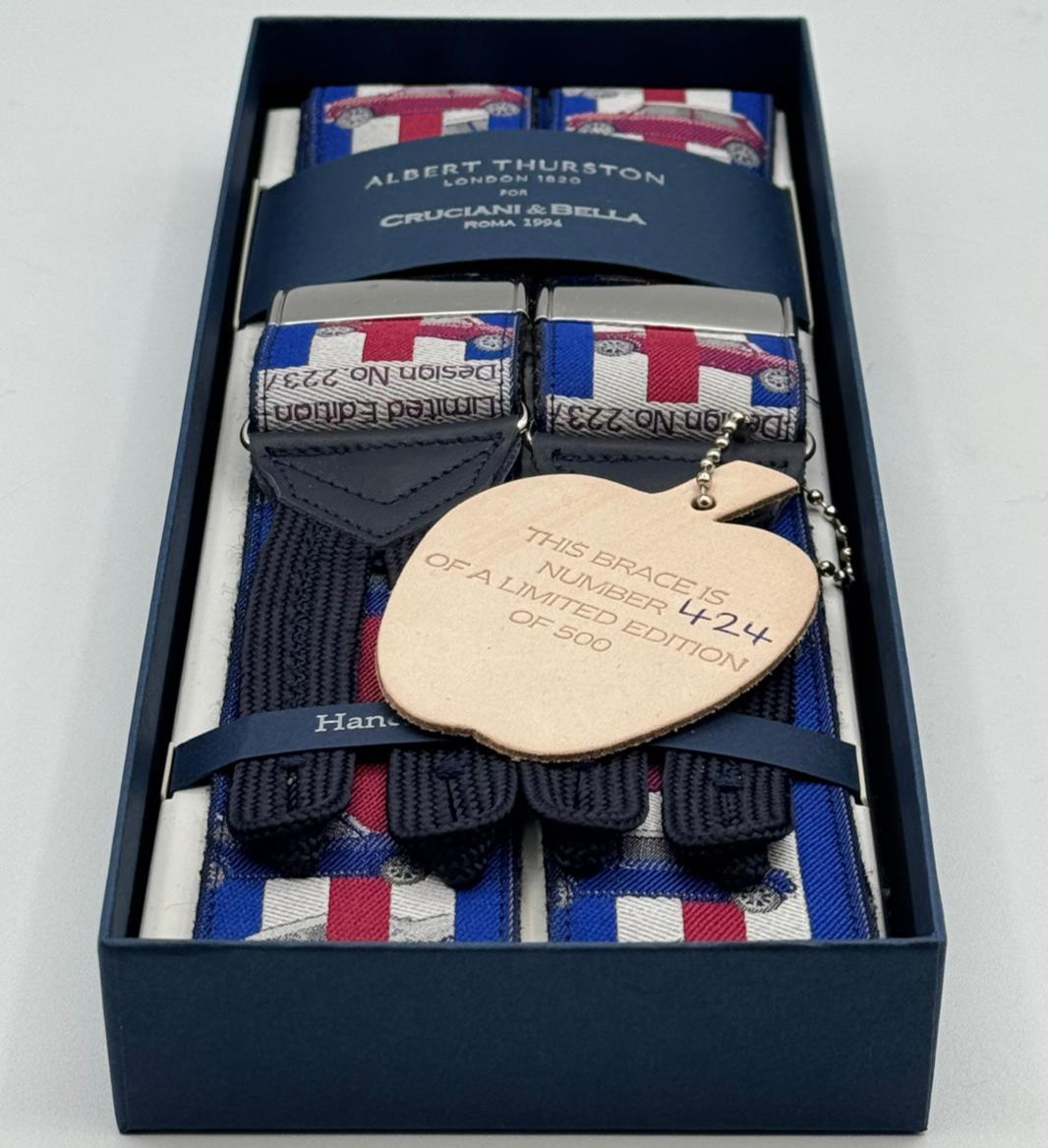Albert Thurston for Cruciani &amp; Bella
Made in England
Limited Edition 424 or 107/500
Adjustable Sizing
40 mm Woven Silk
Bleu, Red and White
Mini Motif Braces
Y-Shaped
Size Multifit Adjustable&nbsp;Length:&nbsp;115cm (= 45 inch) Maximum
Nickel Fittings
