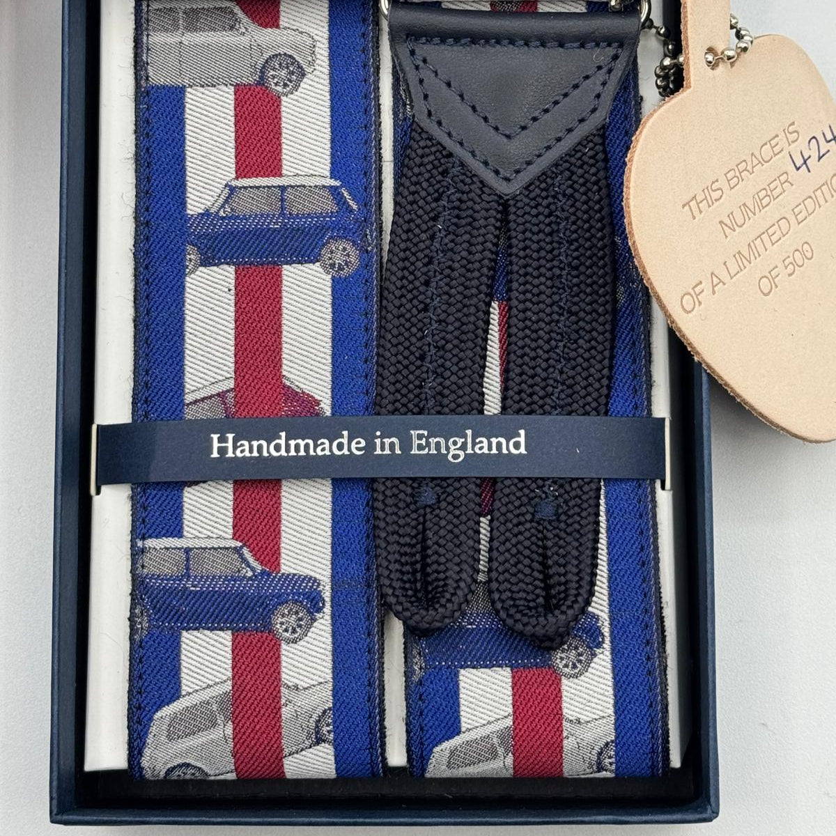 Albert Thurston for Cruciani &amp; Bella
Made in England
Limited Edition 424 or 107/500
Adjustable Sizing
40 mm Woven Silk
Bleu, Red and White
Mini Motif Braces
Y-Shaped
Size Multifit Adjustable&nbsp;Length:&nbsp;115cm (= 45 inch) Maximum
Nickel Fittings