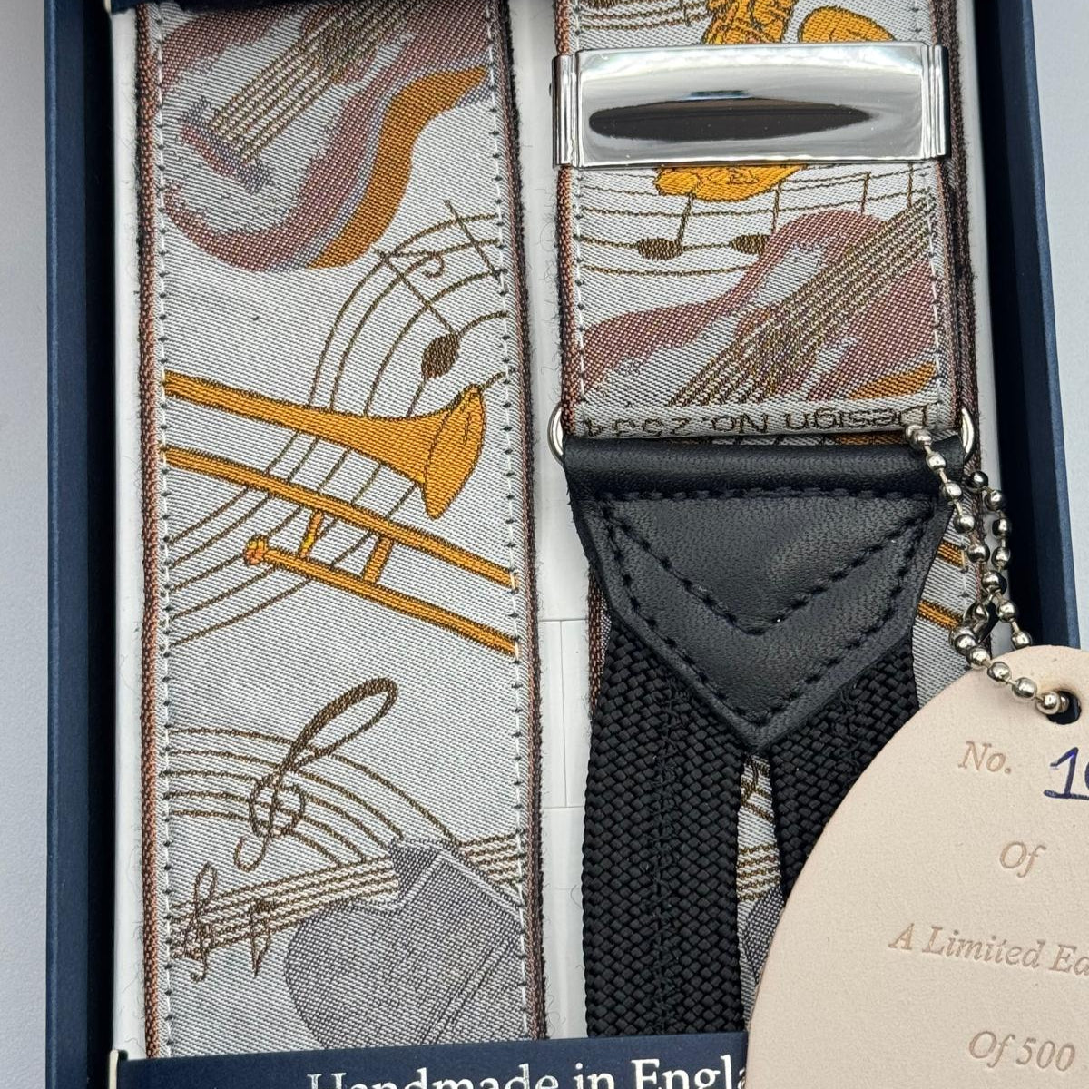 Albert Thurston for Cruciani &amp; Bella
Made in England
Limited Edition 108 or 107/500
Adjustable Sizing
40 mm Woven Silk
Light Grey, Gold and Light Brown
Symphony Motif Braces
Y-Shaped
Size Multifit Adjustable&nbsp;Length:&nbsp;115cm (= 45 inch) Maximum
Nickel Fittings