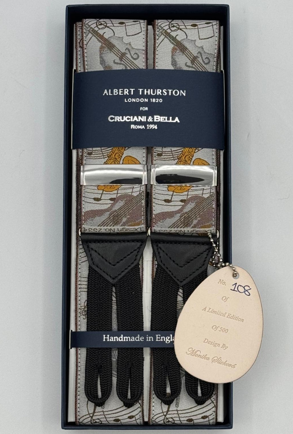 Albert Thurston for Cruciani &amp; Bella
Made in England
Limited Edition 108 or 107/500
Adjustable Sizing
40 mm Woven Silk
Light Grey, Gold and Light Brown
Symphony Motif Braces
Y-Shaped
Size Multifit Adjustable&nbsp;Length:&nbsp;115cm (= 45 inch) Maximum
Nickel Fittings
