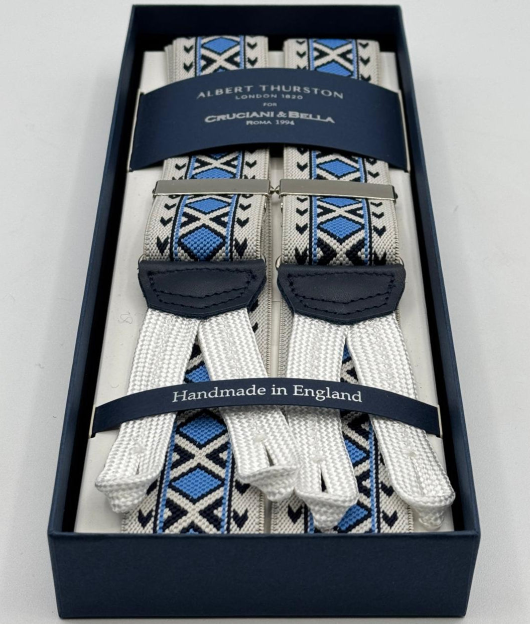 Albert Thurston for Cruciani &amp; Bella
Made in England
Adjustable Sizing
35 mm Elastic Braces
Off White, Light Blue and Blue Motif
Braid ends
Y-Shaped
Nickel Fittings
Size Multifit Adjustable&nbsp;Length:&nbsp;115cm (= 45 inch) Maximum