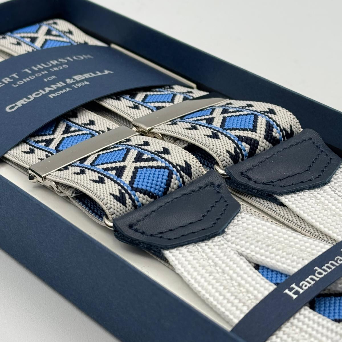 Albert Thurston for Cruciani &amp; Bella
Made in England
Adjustable Sizing
35 mm Elastic Braces
Off White, Light Blue and Blue Motif
Braid ends
Y-Shaped
Nickel Fittings
Size Multifit Adjustable&nbsp;Length:&nbsp;115cm (= 45 inch) Maximum