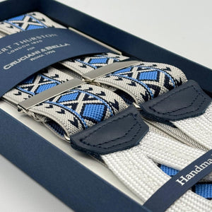 Albert Thurston for Cruciani &amp; Bella
Made in England
Adjustable Sizing
35 mm Elastic Braces
Off White, Light Blue and Blue Motif
Braid ends
Y-Shaped
Nickel Fittings
Size Multifit Adjustable&nbsp;Length:&nbsp;115cm (= 45 inch) Maximum