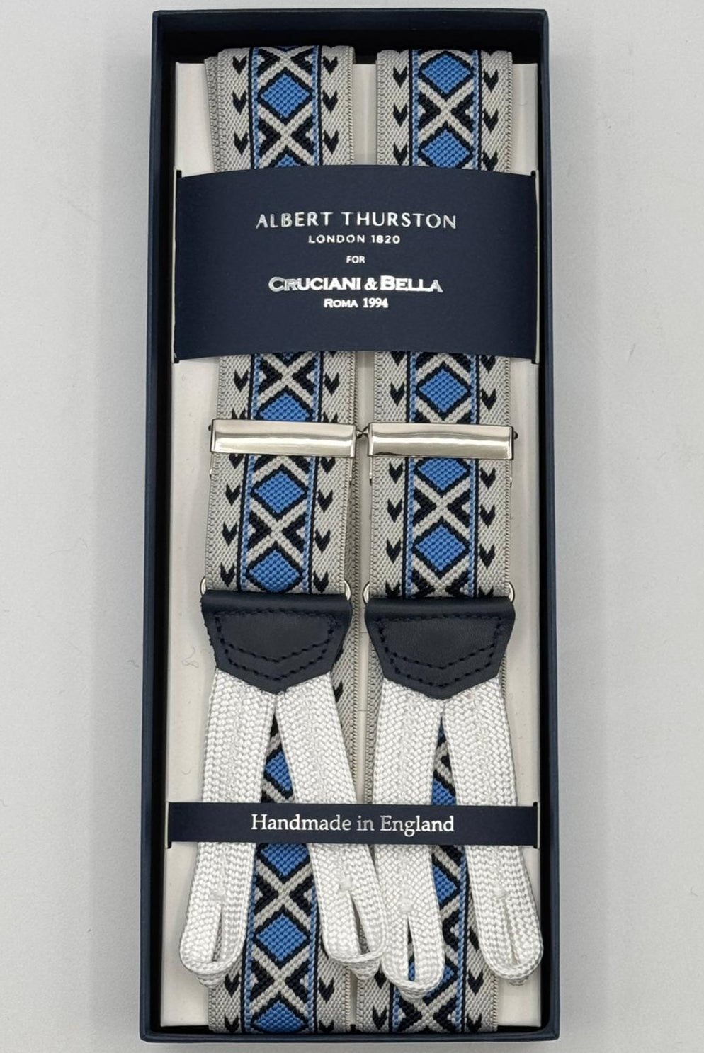 Albert Thurston for Cruciani &amp; Bella
Made in England
Adjustable Sizing
35 mm Elastic Braces
Off White, Light Blue and Blue Motif
Braid ends
Y-Shaped
Nickel Fittings
Size Multifit Adjustable&nbsp;Length:&nbsp;115cm (= 45 inch) Maximum
