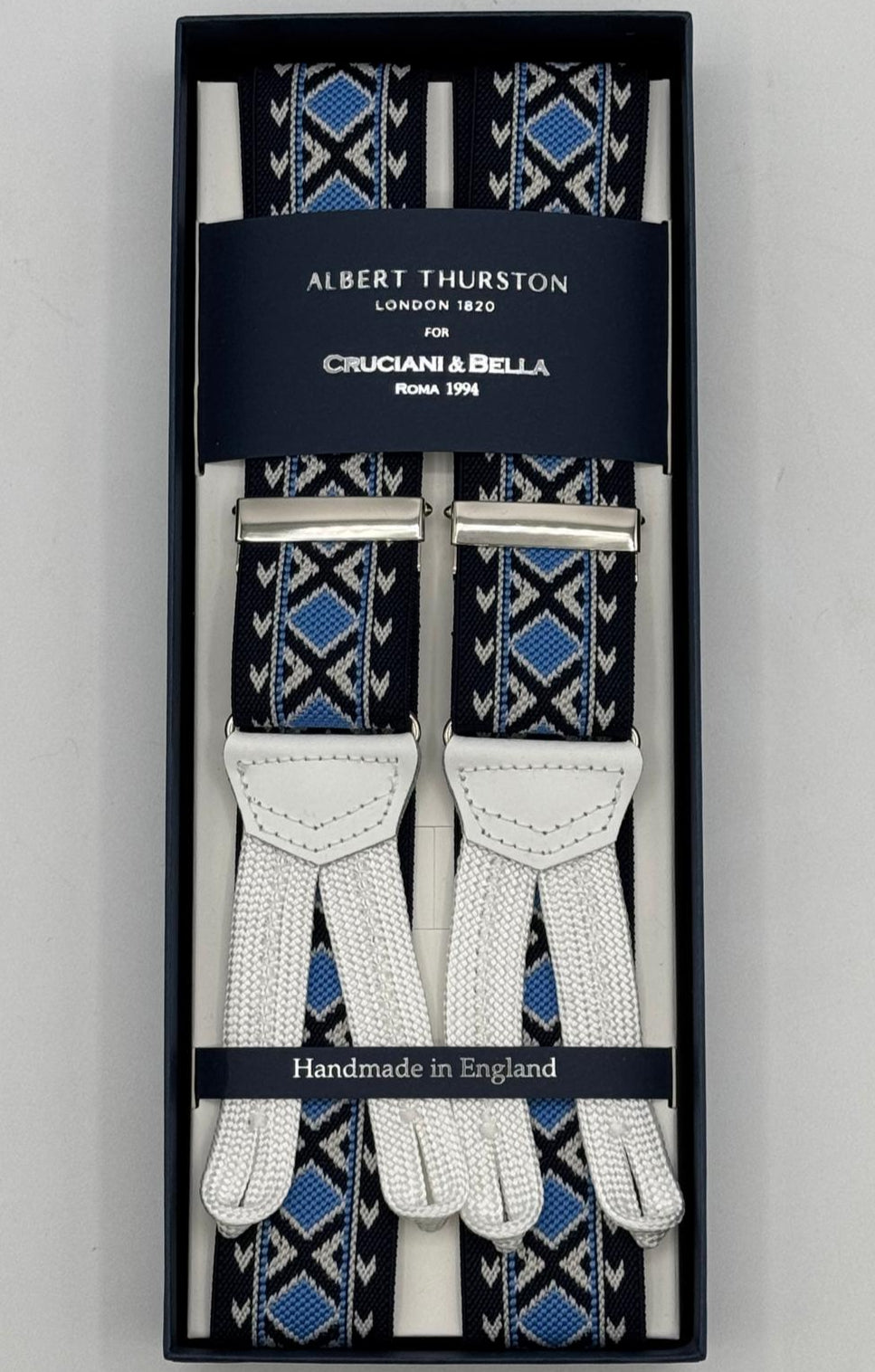 Albert Thurston for Cruciani &amp; Bella
Made in England
Adjustable Sizing
35 mm Elastic Braces
Blue, Light Blue and Off White Motif
Braid ends
Y-Shaped
Nickel Fittings
Size Multifit Adjustable&nbsp;Length:&nbsp;115cm (= 45 inch) Maximum