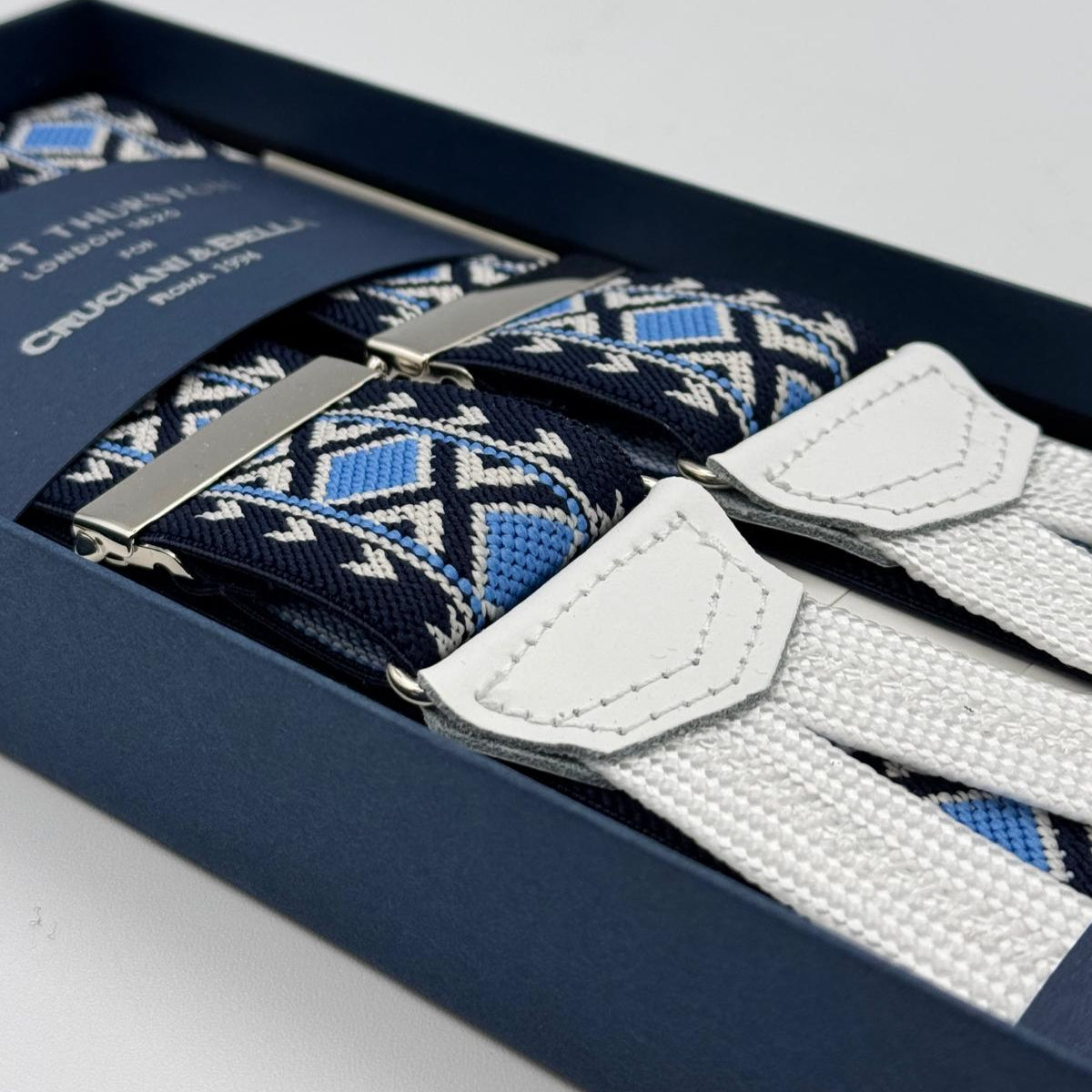 Albert Thurston for Cruciani &amp; Bella
Made in England
Adjustable Sizing
35 mm Elastic Braces
Blue, Light Blue and Off White Motif
Braid ends
Y-Shaped
Nickel Fittings
Size Multifit Adjustable&nbsp;Length:&nbsp;115cm (= 45 inch) Maximum