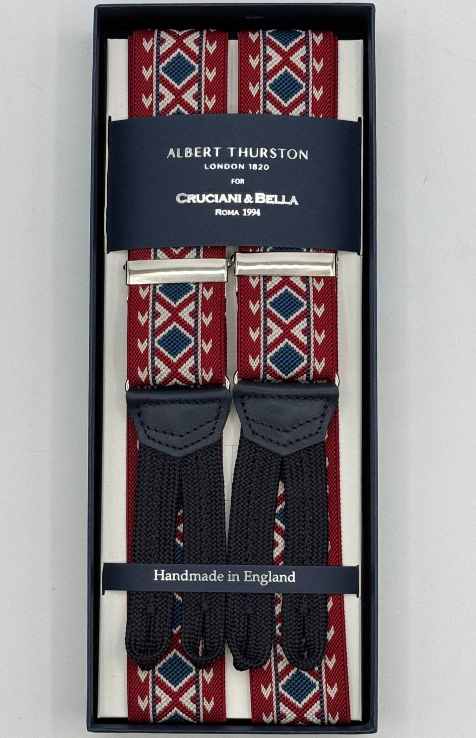 Albert Thurston for Cruciani &amp; Bella
Made in England
Adjustable Sizing
35 mm Elastic Braces
Red, Blue and Off White Motif
Braid ends
Y-Shaped
Nickel Fittings
Size Multifit Adjustable&nbsp;Length:&nbsp;115cm (= 45 inch) Maximum