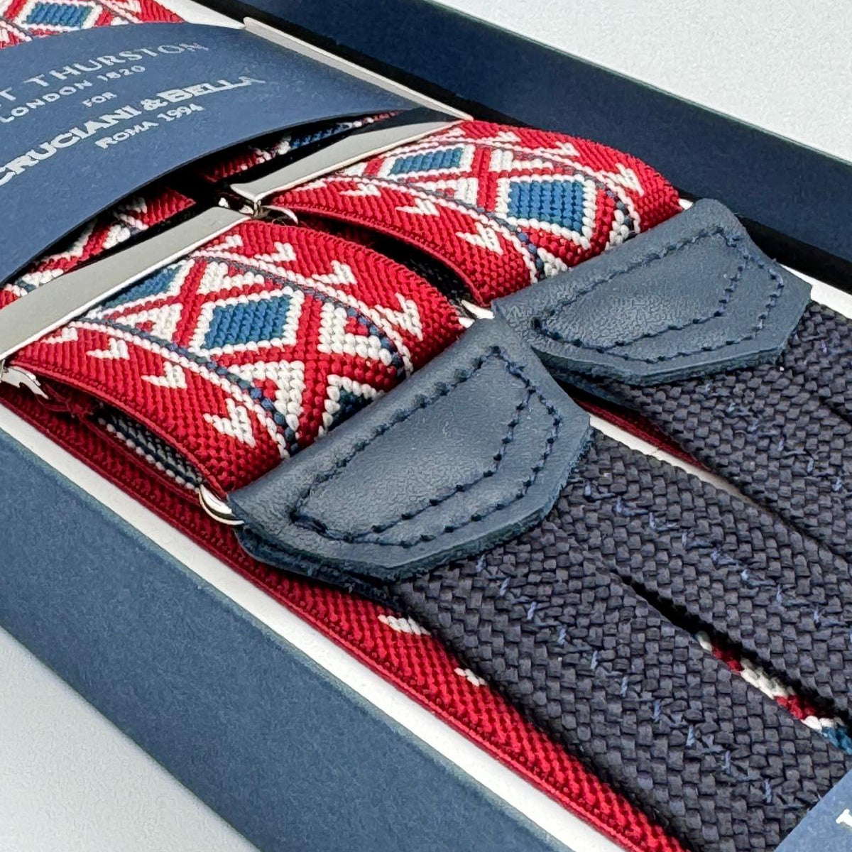 Albert Thurston for Cruciani &amp; Bella
Made in England
Adjustable Sizing
35 mm Elastic Braces
Red, Blue and Off White Motif
Braid ends
Y-Shaped
Nickel Fittings
Size Multifit Adjustable&nbsp;Length:&nbsp;115cm (= 45 inch) Maximum