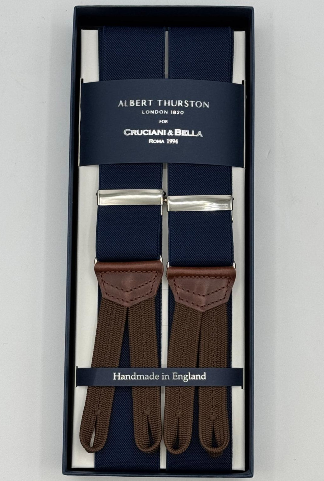 Albert Thurston for Cruciani &amp; Bella
Made in England
Adjustable Sizing
35 mm Elastic Braces
Blu Plain Color Braces
Braid ends
Y-Shaped
Nickel Fittings
Size Multifit Adjustable&nbsp;Length:&nbsp;115cm (= 45 inch) Maximum